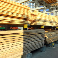 Piles de bois dans une scierie
